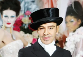 Galliano trekt de Met Gala-tentoonstelling terug na antisemitisme