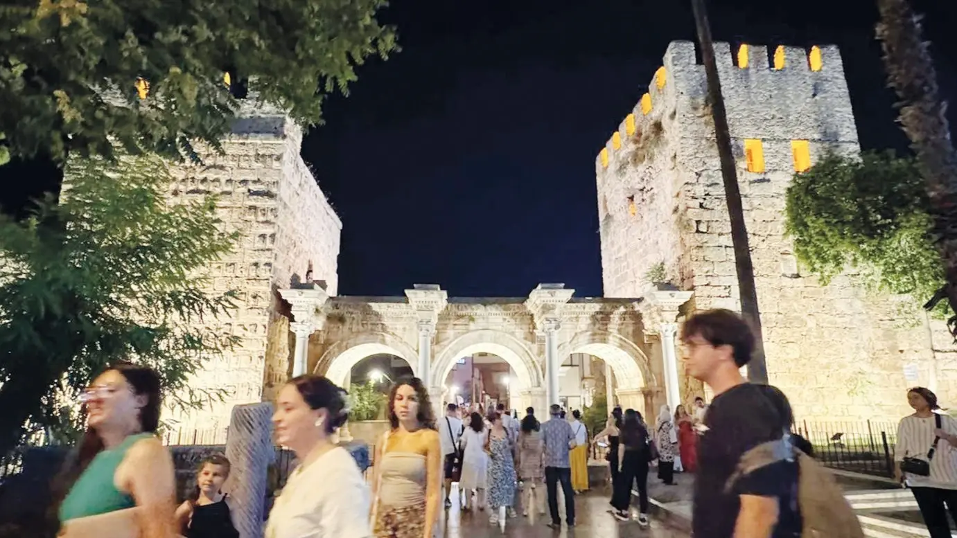 Hadrian's Gate werpt licht op de geschiedenis van Antalya