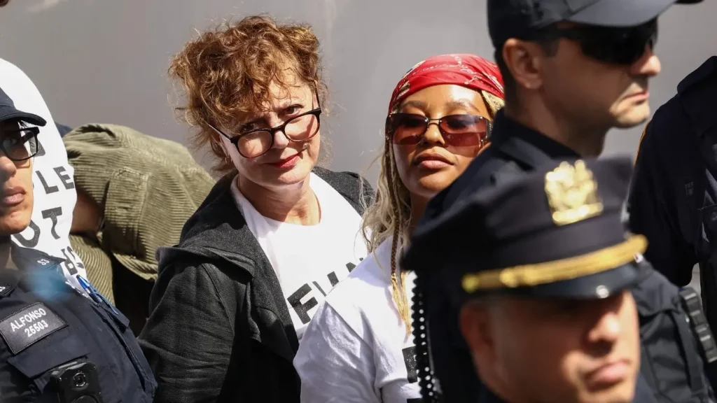 Hollywoodsterren onder de 100 gearresteerd tijdens protest in New York