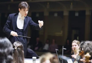 Jonge dirigent neemt ‘Carmina Burana’ op in Aspendos