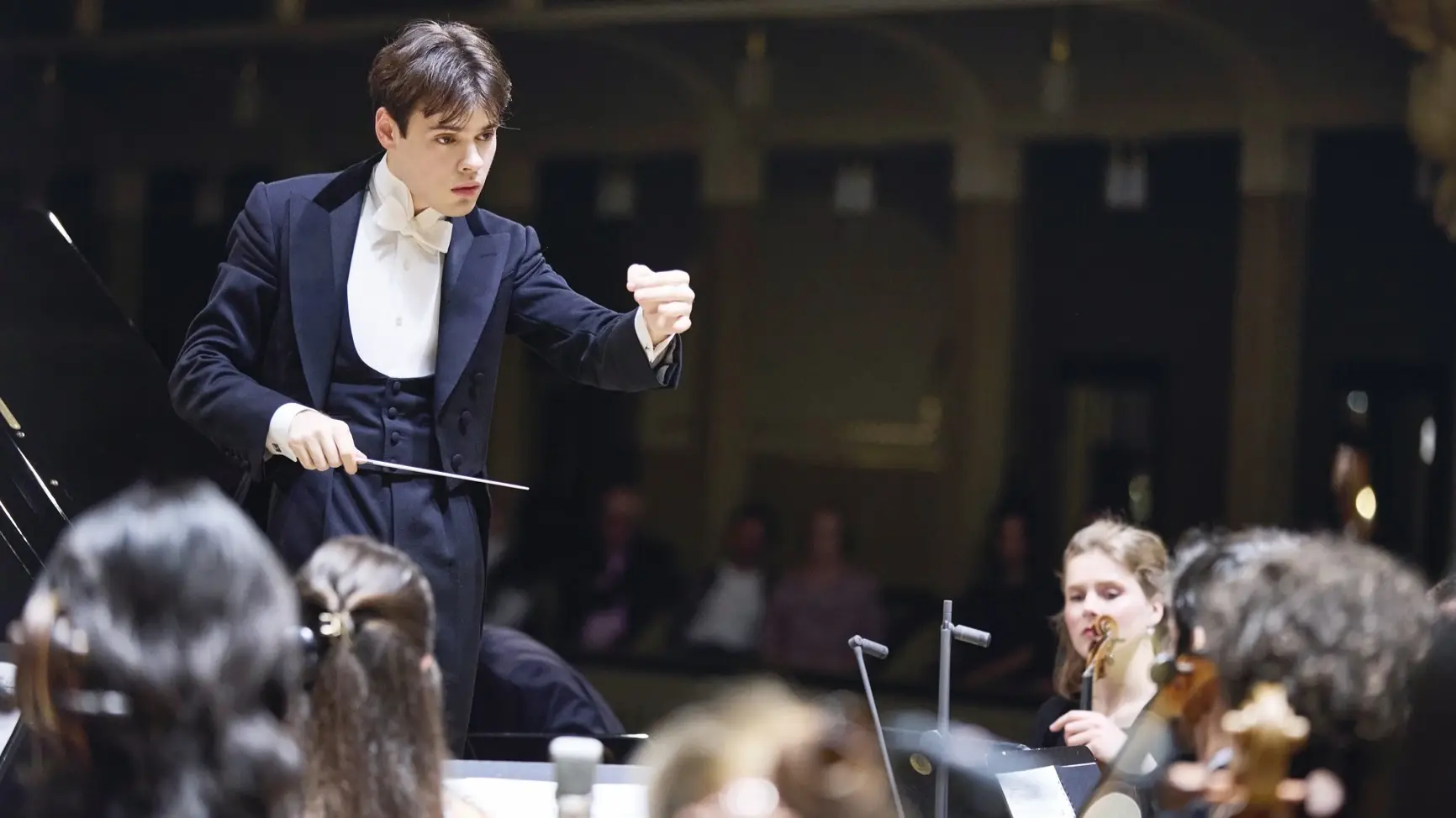 Jonge dirigent neemt 'Carmina Burana' op in Aspendos
