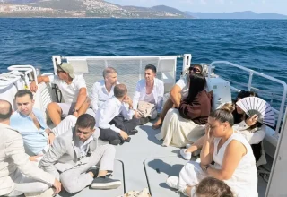 Migranten vermomd in pakken werden onderschept bij de Muğla in Türkiye