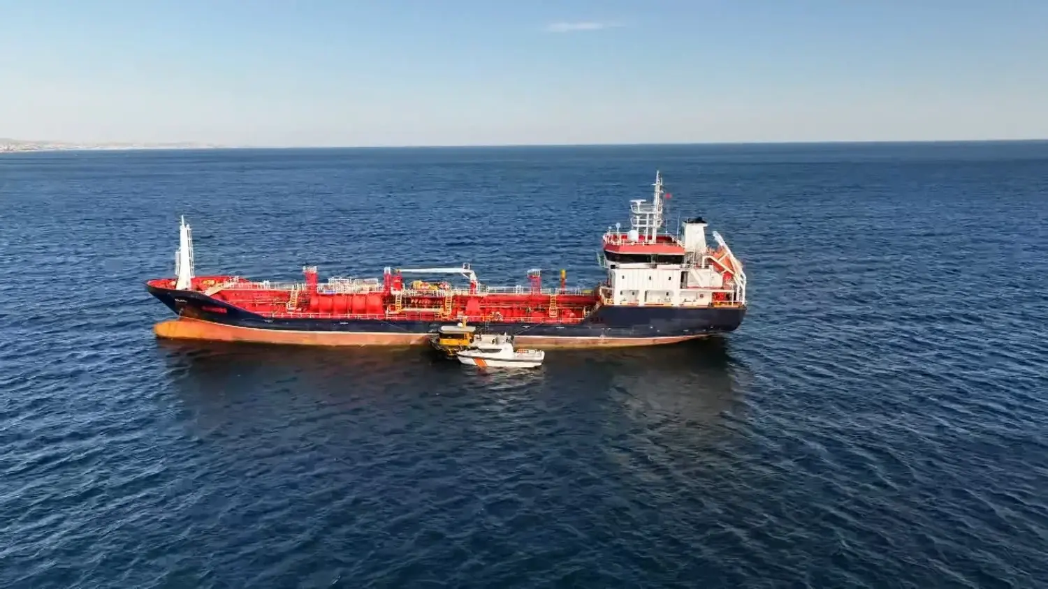 Rapporteer detailsfouten voordat het vrachtschip voor de kust van Istanbul zonk