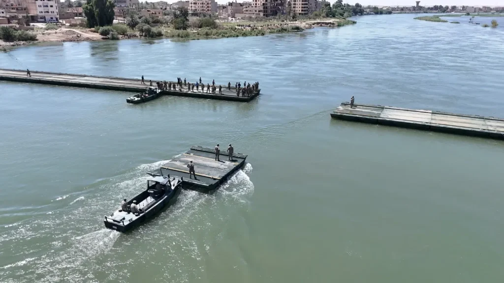 Turkse en Syrische legers voltooien drijvende brug over de rivier de Eufraat