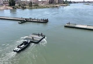 Turkse en Syrische legers voltooien drijvende brug over de rivier de Eufraat