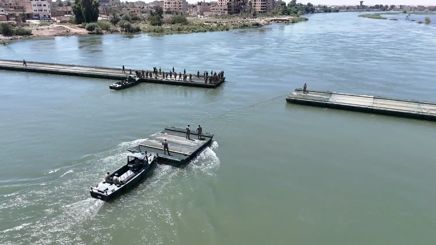 Turkse en Syrische legers voltooien drijvende brug over de rivier de Eufraat