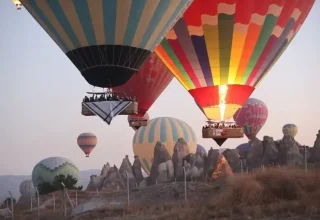 Ballonnen met Keffiyeh-patroon vliegen over Cappadocië en roepen op tot vrede in Gaza