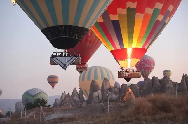 Ballonnen met Keffiyeh-patroon vliegen over Cappadocië en roepen op tot vrede in Gaza