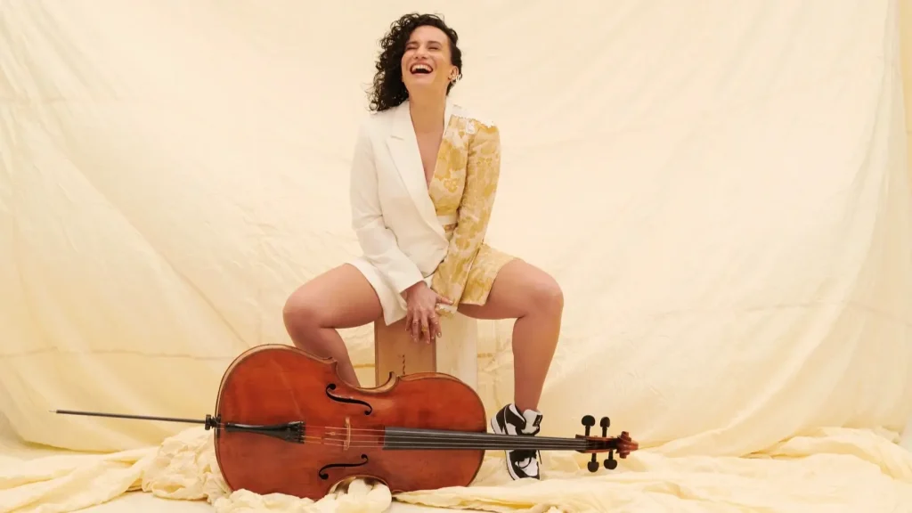 Celliste en zangeres Nesrine treedt voor het eerst op in Izmir
