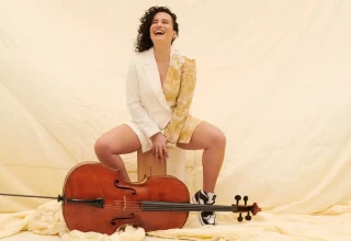 Celliste en zangeres Nesrine treedt voor het eerst op in Izmir