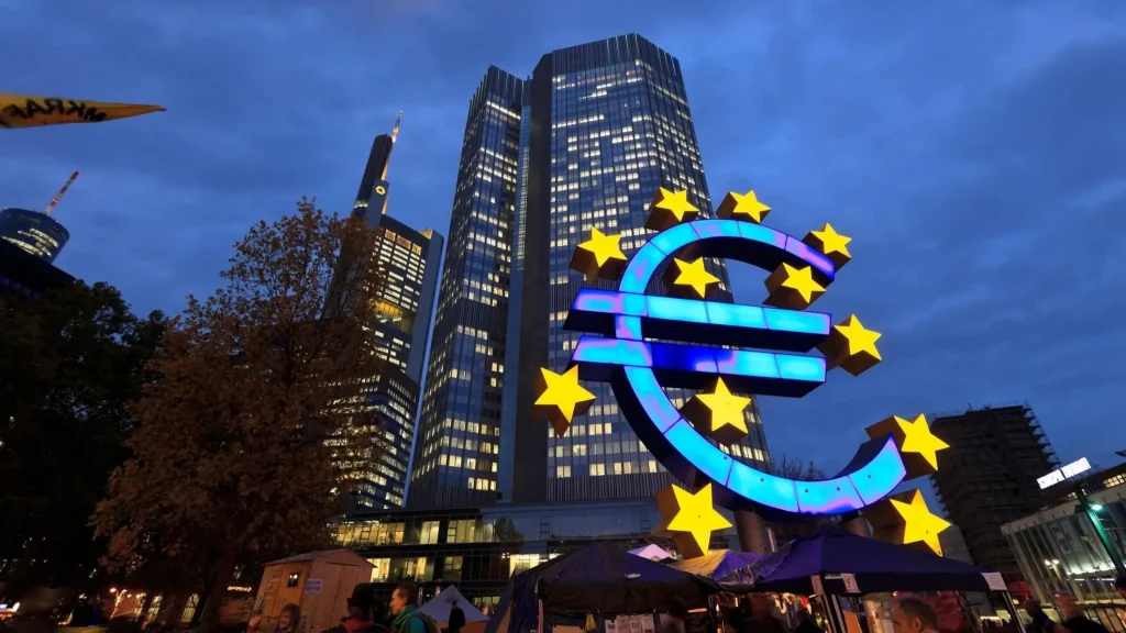 De banken in de eurozone scherpen de kredietverlening aan naarmate de vraag zwakker wordt