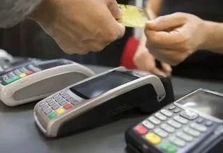 De creditcarduitgaven in Türkiye stijgen in september naar 2,5 biljoen Turkse lira