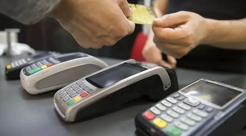 De creditcarduitgaven in Türkiye stijgen in september naar 2,5 biljoen Turkse lira