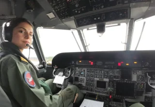 De marine van Türkiye studeert af als eerste vrouwelijke piloot van een patrouillevliegtuig