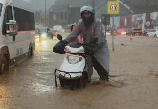 De zwaarste regenval in 84 jaar zet Istanbul onder water