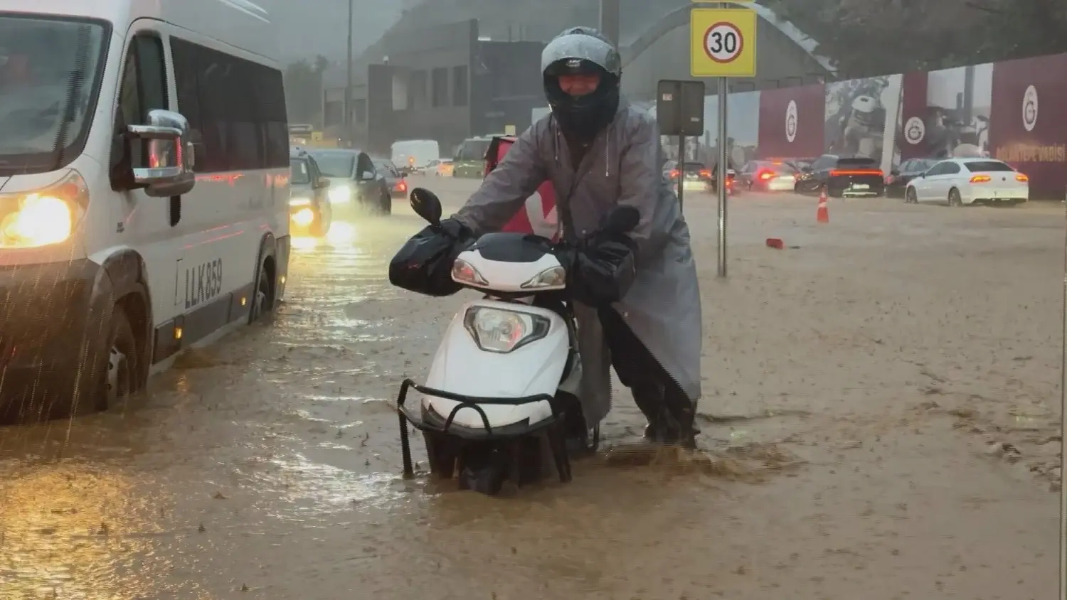De zwaarste regenval in 84 jaar zet Istanbul onder water