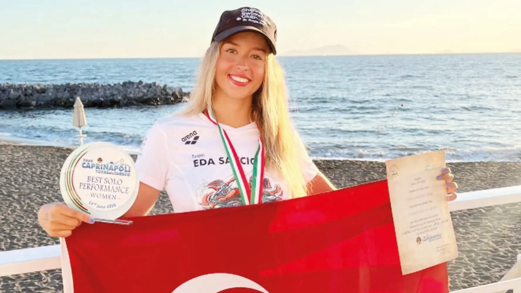 Eda Savcıgil vestigt dubbele records bij het zwemmen in het Catalina-kanaal