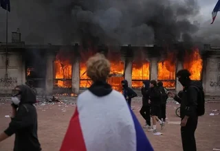 Europese aandelen trekken zich terug terwijl het geweld in Frankrijk zich verspreidt