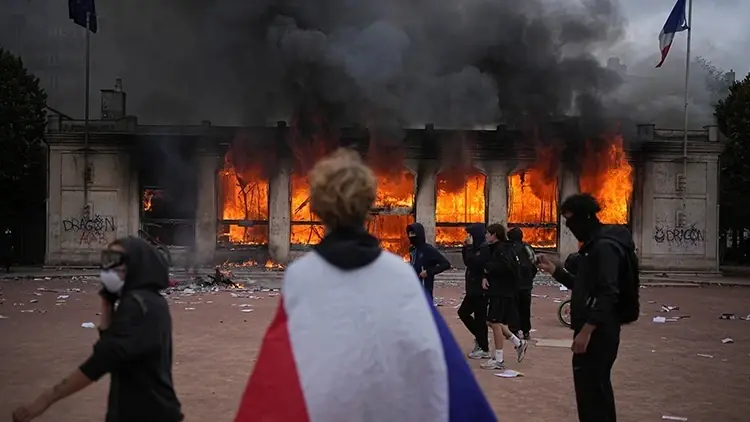 Europese aandelen trekken zich terug terwijl het geweld in Frankrijk zich verspreidt