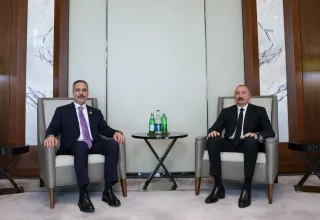 Fidan ontmoet Aliyev op de regionale top in Bakoe