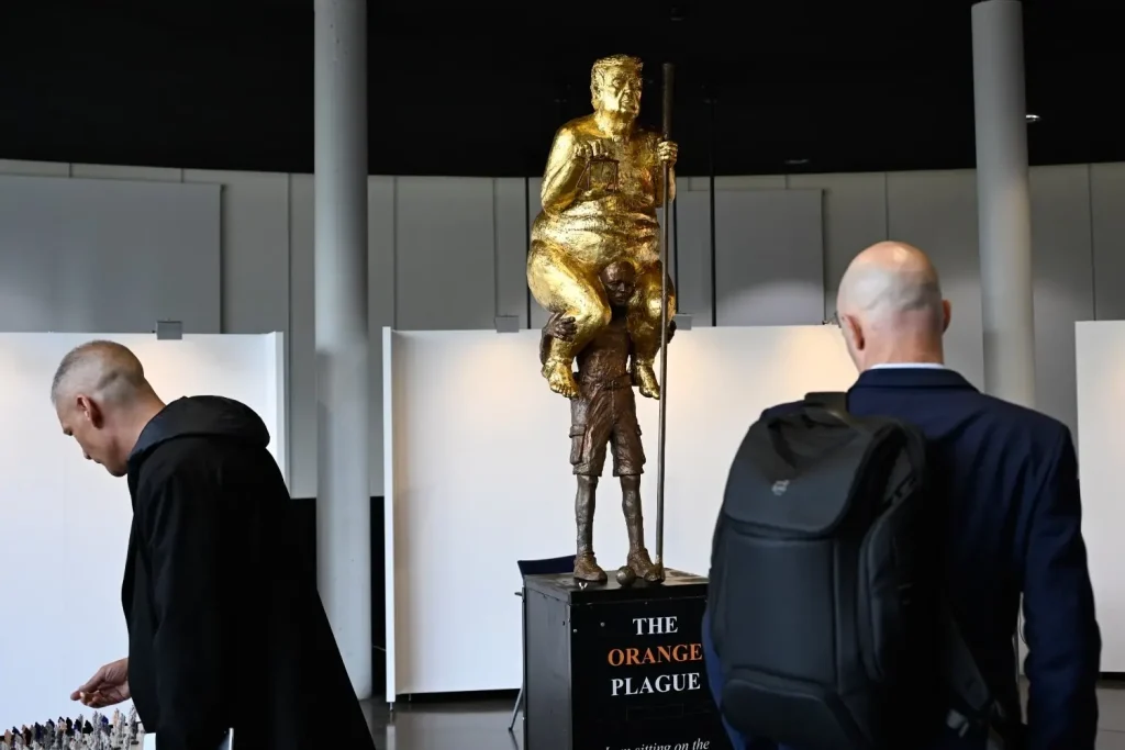 Gouden Trump-standbeeld dat tijdens COP31 in Antalya zal worden tentoongesteld