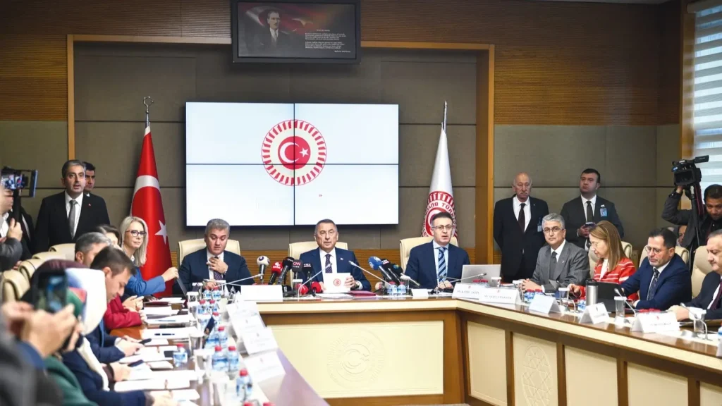 Het Turkse parlementaire panel keurt het Mekka-pact goed