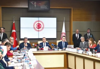 Het Turkse parlementaire panel keurt het Mekka-pact goed