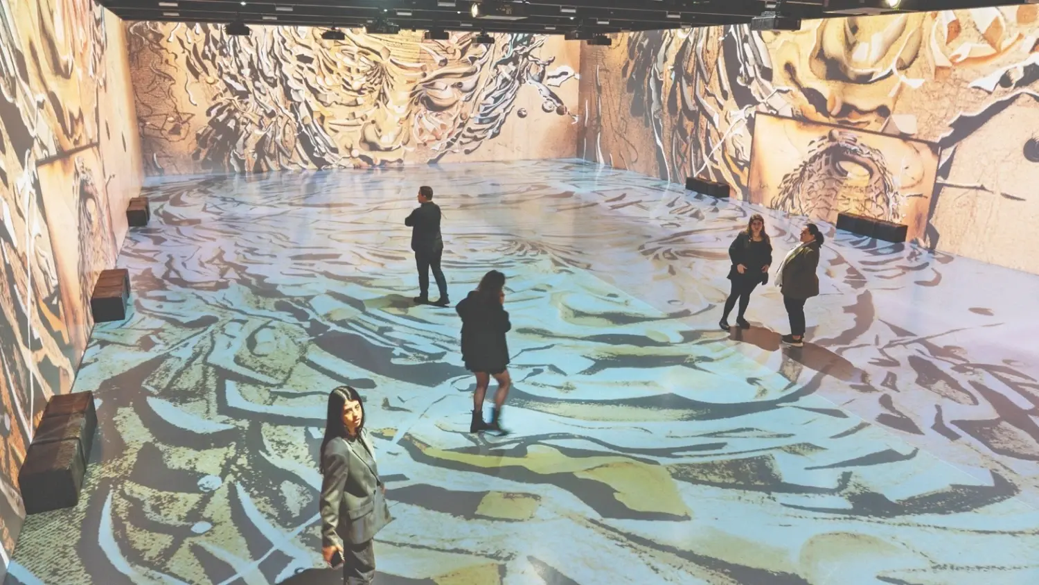 Het surrealistische universum van Salvador Dalí ontvouwt zich in Istanbul via digitale kunst