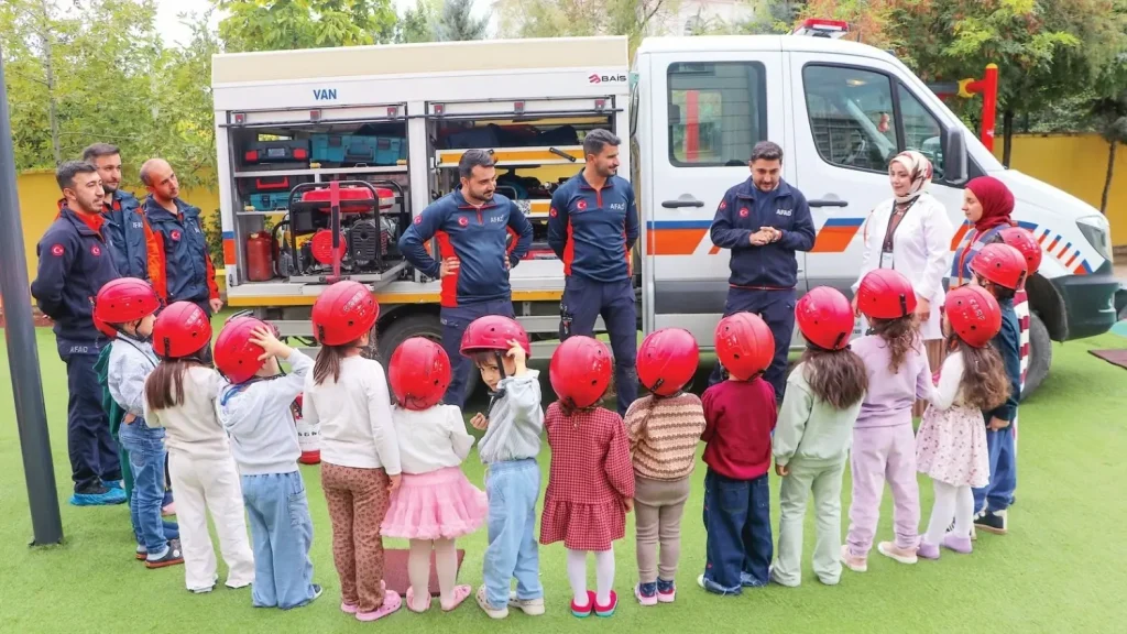 Overlevenden van de aardbeving trainen kleuters in het oosten van Turkije