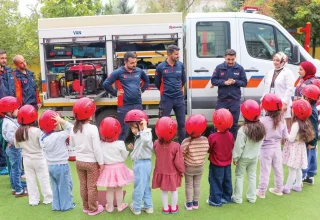 Overlevenden van de aardbeving trainen kleuters in het oosten van Turkije