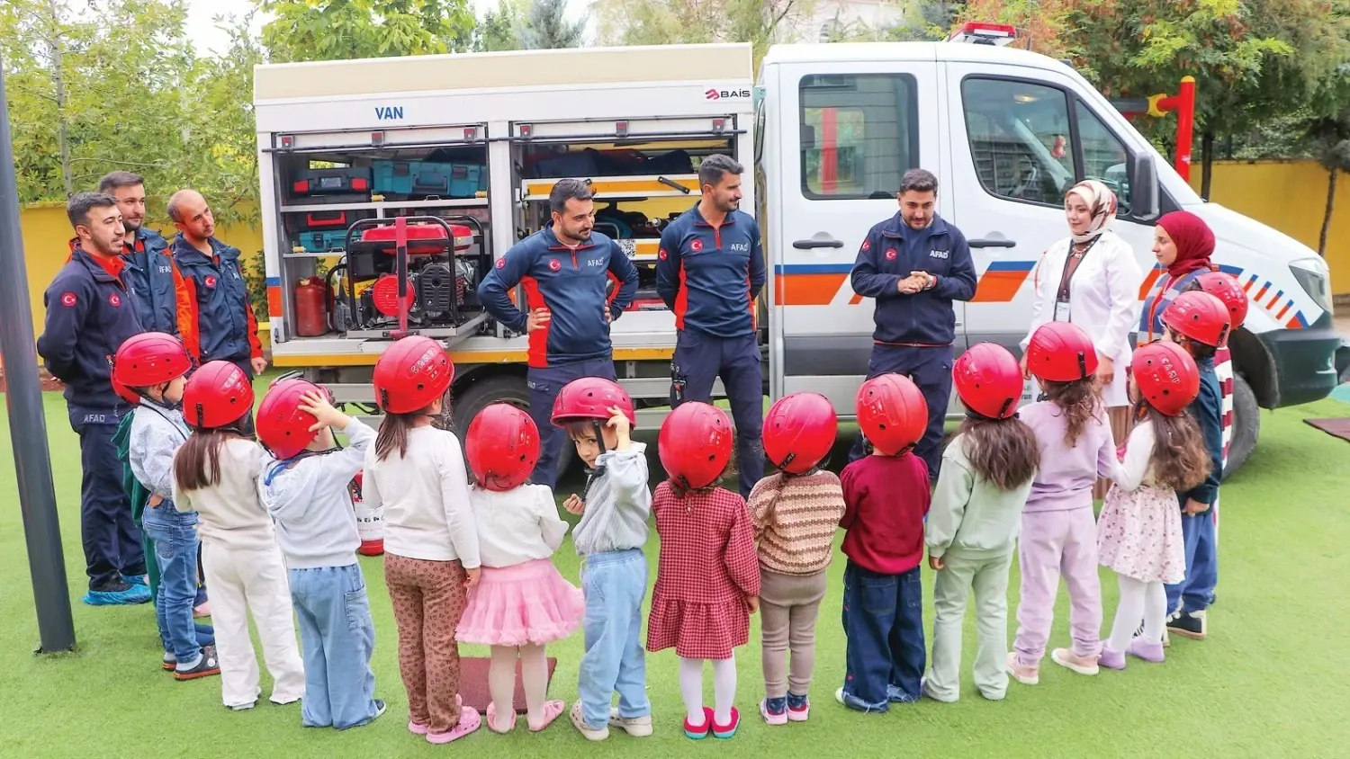 Overlevenden van de aardbeving trainen kleuters in het oosten van Turkije