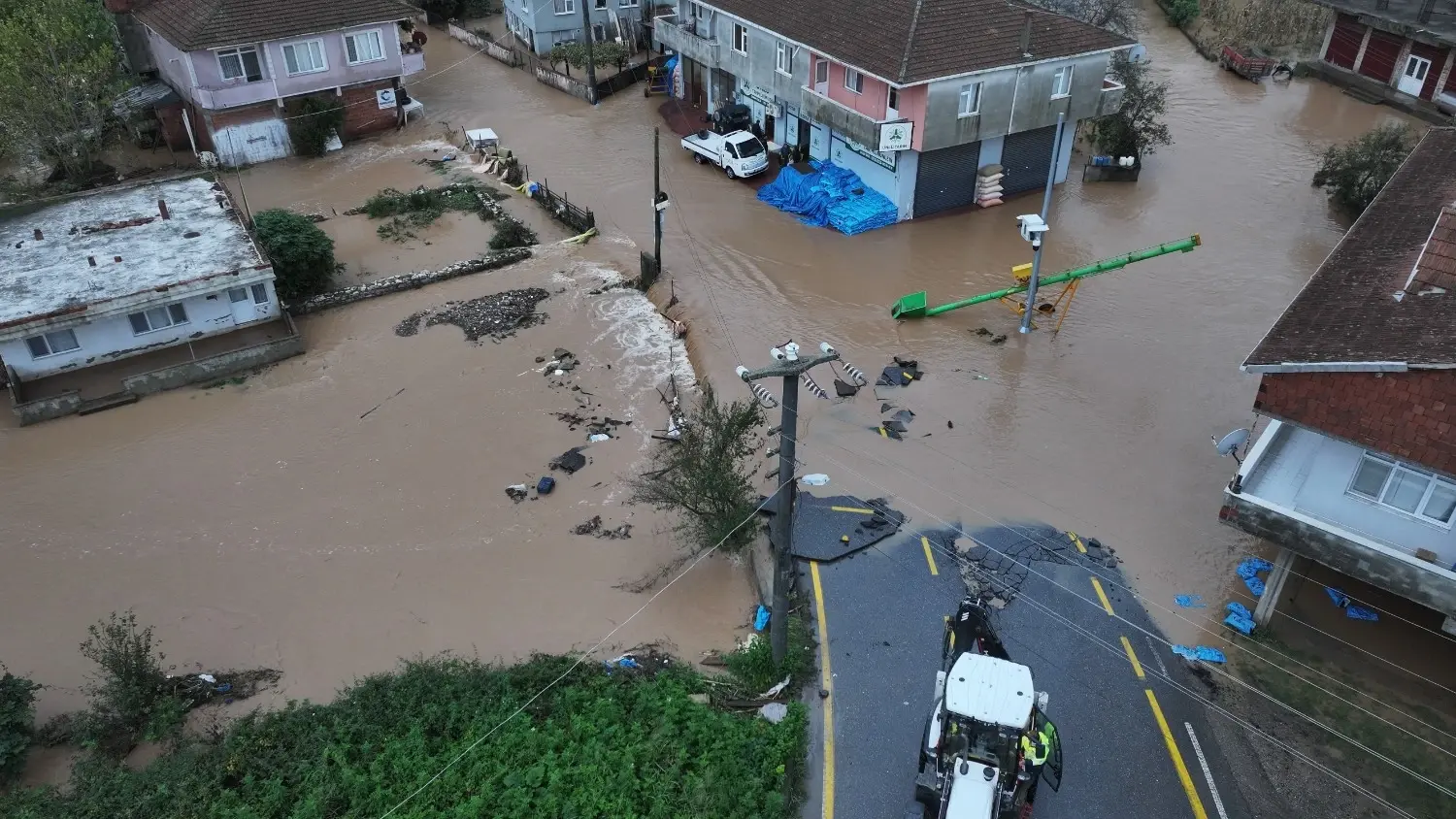 Stortregens overspoelen Sakarya terwijl de regio van Marmara kampt met ernstige overstromingen
