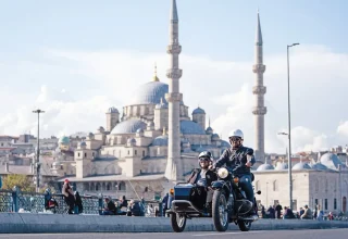 Toeristen verkennen de straten van Istanbul op retro zijspanmotoren