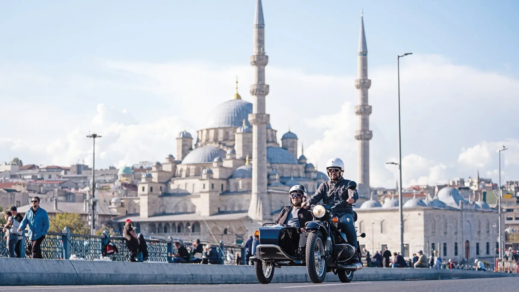 Toeristen verkennen de straten van Istanbul op retro zijspanmotoren