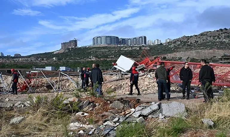 Tornado doodt vier mensen in Antalya terwijl overstromingen Istanboel treffen