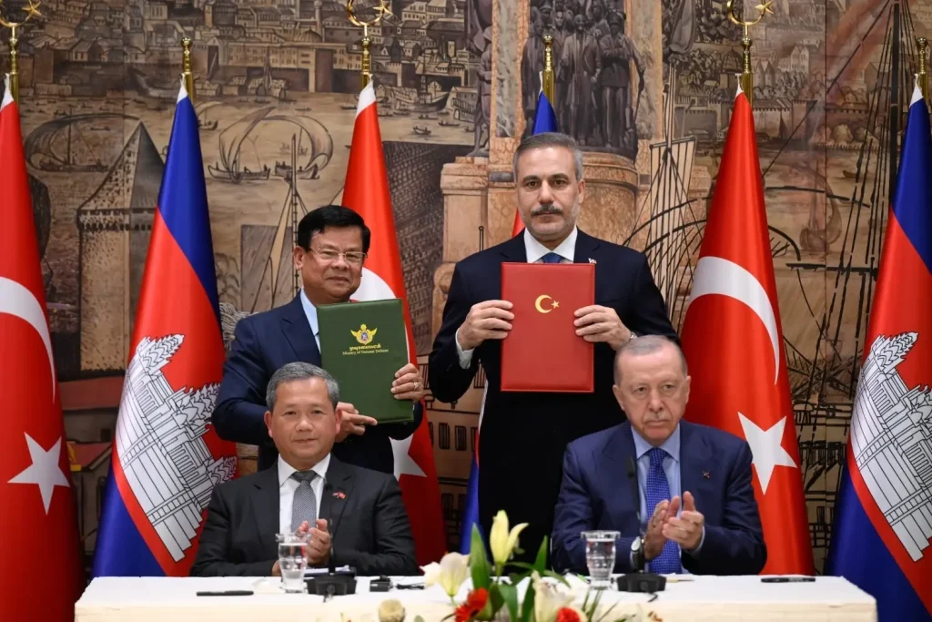 Türkiye en Cambodja ondertekenen overeenkomst voor militaire samenwerking