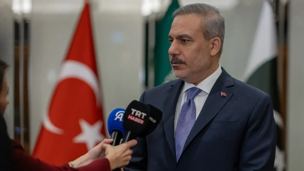 Turkse minister van Buitenlandse Zaken dringt aan op meer druk op Israël tijdens de top in Bakoe