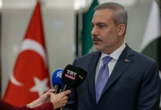 Turkse minister van Buitenlandse Zaken dringt aan op meer druk op Israël tijdens de top in Bakoe