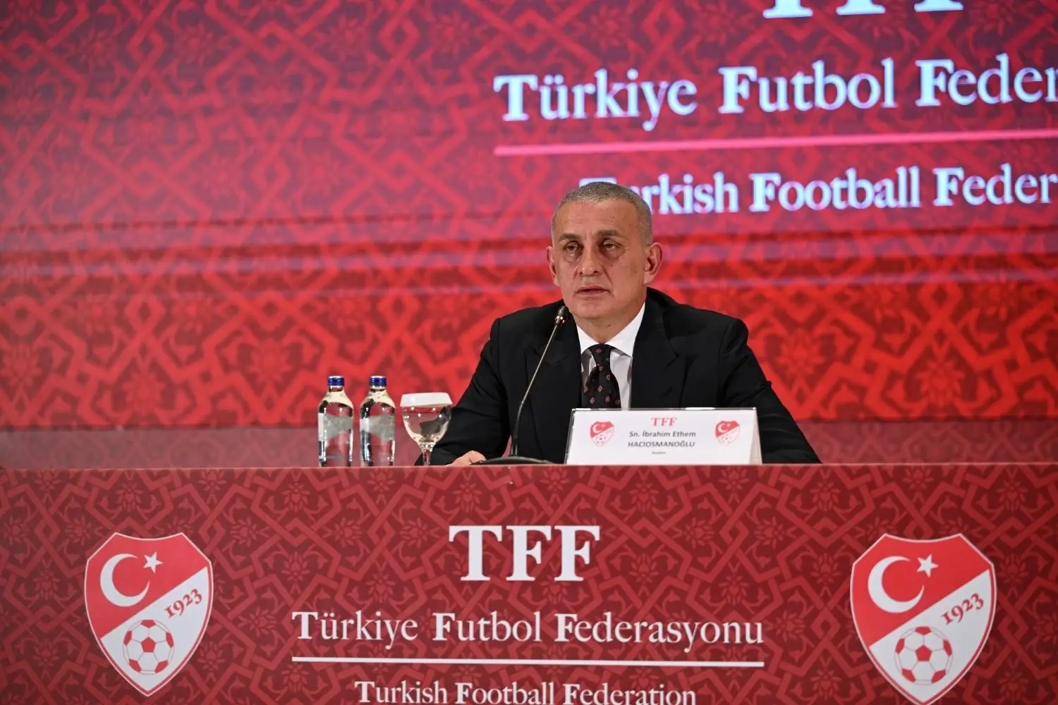 Voorzitter van de Turkse voetbalfederatie wijst schuld af in scheidsrechtersschandaal